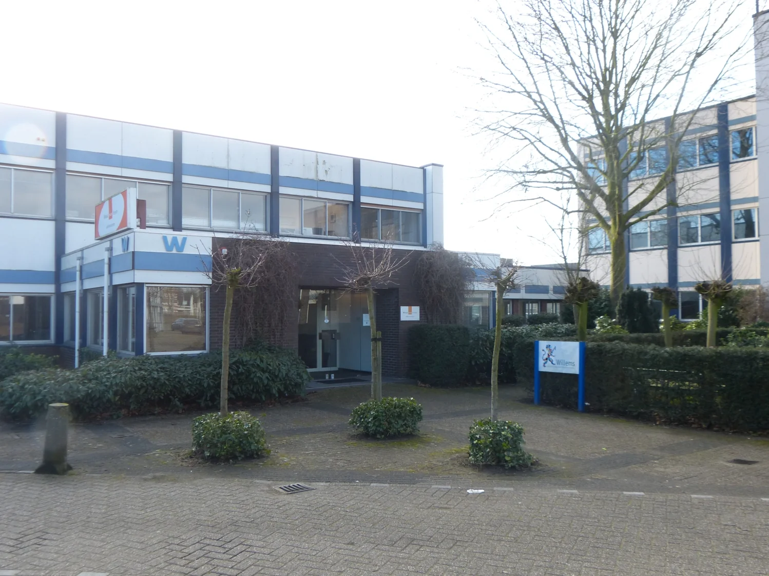 Vooraanzicht van een kantoorgebouw aan de 2e Daalsedijk met een bord van installatiebedrijf Willems bij de ingang.